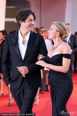 组图：斯嘉丽亮相《皮囊之下》首映露深沟