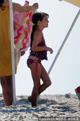 组图：小苏瑞穿泳装海滩玩耍 不停扯衣心情欠佳