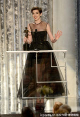 组图：海瑟薇获演员工会最佳女配 黑纱裙领奖