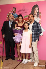 组图：朱茵赞男友黄贯中真性情 偶尔有做母亲冲动