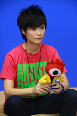 高清组图：李宇春做客聊新专辑 表情丰富尽情搞怪