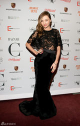 组图：超模米兰达出席首映礼现场换衣忽现双乳