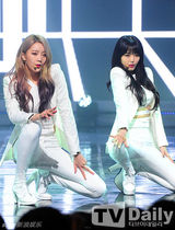 组图：东方神起回归夺首冠 女团成员台上晕倒