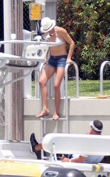 组图：卡梅隆-迪亚兹与男友度假 比基尼热裤现身