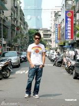 幻灯图：曹格拍音乐特辑 扮刘德华李小龙过足戏瘾