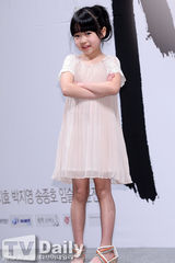 组图：宋智孝马尾白裙清秀亮相《天命》发布会