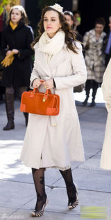 高清组图：莉顿-梅斯特街拍 白色大衣搭配靓包