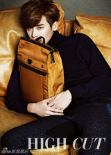 组图：李钟硕时尚写真尽展冬季暖男气息