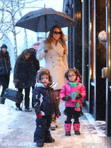 组图：玛丽亚凯莉携双胞胎外出 穿情趣内衣风骚