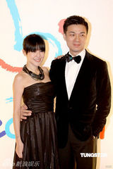 幻灯图集：王菲再现招牌烟熏妆 刘嘉玲黄色唐装雷人