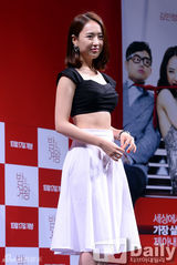 组图：千正明新片发布 金敏贞短款紧身衣秀腹肌