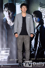 组图：《监视者》试映会 郑雨盛(郑宇成)西装帅气亮相