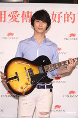 组图：严爵赠千万大礼为母庆生 另一半要孝顺