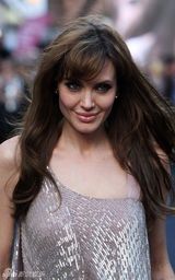 高清图：《特工绍特》伦敦首映 朱莉银装素裹秀妖娆