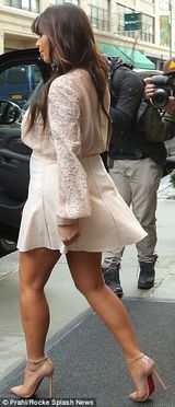 组图：卡黛珊挺大肚不忘扫货 与帅哥热聊狂放电