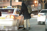 组图：金泰熙Rain约会被拍 低调出行口罩遮面