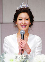 组图：韩国女星徐智英大婚 身披婚纱出席新闻发布会