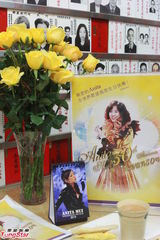 组图：梅艳芳49岁冥寿粉丝拜祭 明年可能办十周年悼念会