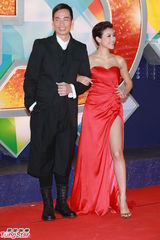 组图：陈豪携女友亮相红毯 陈茵媺红裙惹火秀美腿