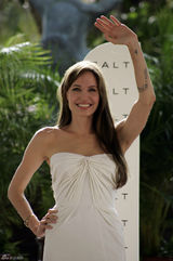 高清组图：安吉丽娜-茱莉亮相墨西哥 白裙优雅