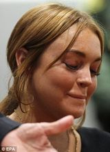 组图：林赛-罗韩出席听证会 当庭歪嘴表情不屑