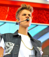 组图：贾斯汀比伯东京献唱 自摸裤裆表情超拽