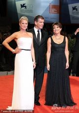 组图：老牌007布鲁斯南帅气现身威尼斯美女环绕