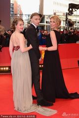 组图：《耶稣受难像》首映 安娜大秀美背显优雅