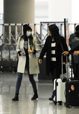 组图：杨幂秘婚后开心回京 口罩遮面难掩喜色