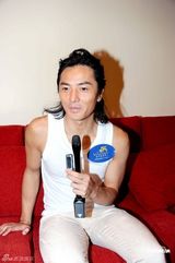 幻灯图：郑伊健澳门热力开唱 蒙嘉慧坐家属区捧场 