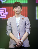 高清组图：韩组合2PM歌迷会互动 帅气秀劲歌热舞