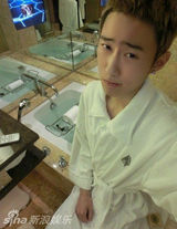 组图：屠洪纲20岁继子近照曝光 时尚帅气显韩范