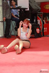 组图：谢芷蕙出写真性感现身 台上摔倒难掩尴尬