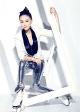 组图：戴娇倩写真张力十足 拼命公主变身高产女王