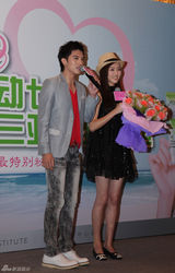 组图：唐嫣邱泽浪漫七夕三亚共度情人节