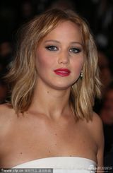 组图：珍妮弗-劳伦斯清爽现身胸部高耸