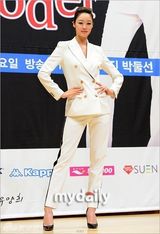 组图：韩SBS台选秀节目发布 女模性感摆魅姿