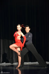 幻灯组图：青春美少女日本开唱 观众热捧盛况空前