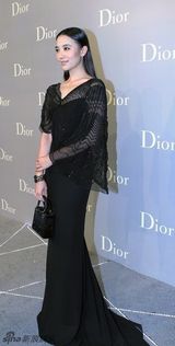 组图：小宋佳与张曼玉同台 从容开场爱其派头