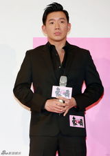 组图：《3D豪情》话题人物杜汶泽率女优团亮相