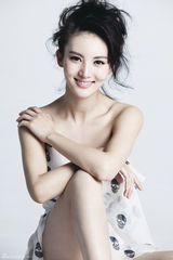 组图：金晨纯美写真曝光 明眸如水笑如花