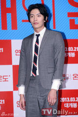 组图：金敏熙造型前卫露肋骨 李民基短裤抢镜