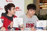 组图：人气组合2PM粉丝签名会 全员亮相亲和阳光