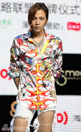 组图：张根硕白色情人节来京 性感裤装抢镜