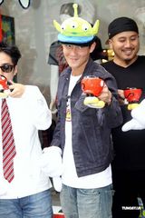 高清图：陈冠希戴卡通帽大扮可爱 最新潮店上海开张