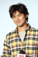 组图：陈柏霖携手陈意涵亮相代言清新时尚