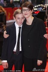 组图：影展主席现身《姐姐》首映 蕾雅长裙美艳