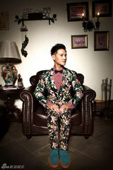 组图：丁子峻拍时尚大片深邃眼神演绎花熟男