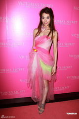 组图：熊黛林林莉率众走秀 嫩模何佩瑜性感打碟