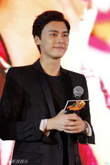 组图：《古剑》发布会杨幂教李易峰微笑